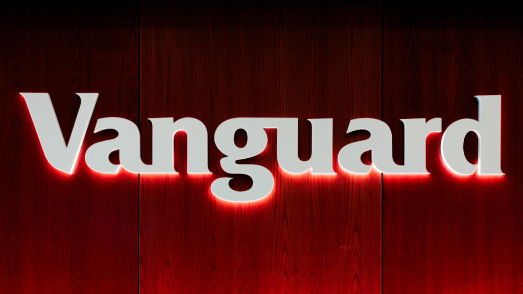 Vanguard cuối cùng cũng cho phép tiền điện tử được sử dụng ở bàn dành cho người lớn — chỉ ETF thôi nhé
