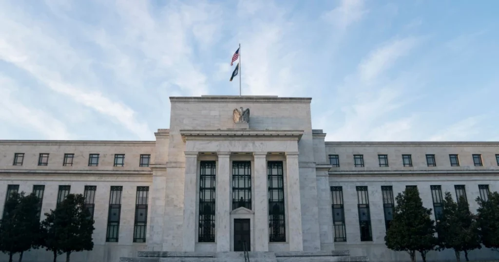 Goldman Sachs cảnh báo về rủi ro lạm phát có thể làm chệch hướng lộ trình cắt giảm lãi suất của Fed.