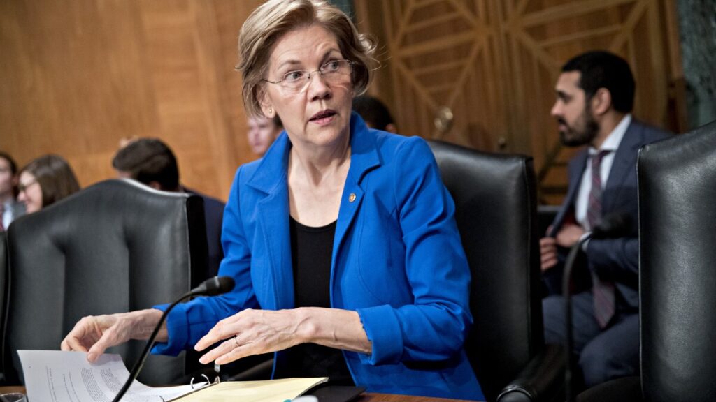 Elizabeth Warren chất vấn người đứng đầu OCC về việc World Liberty xin giấy phép thành lập ngân hàng.