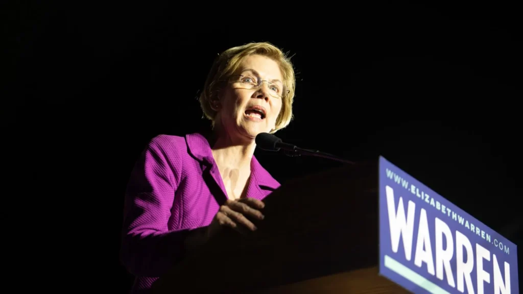 Elizabeth Warren chất vấn người đứng đầu OCC về việc World Liberty xin giấy phép thành lập ngân hàng.