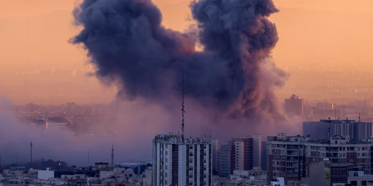 JPMorgan nhận định chỉ số S&P 500 dễ bị tổn thương khi giá dầu Brent vượt mốc 110 USD.