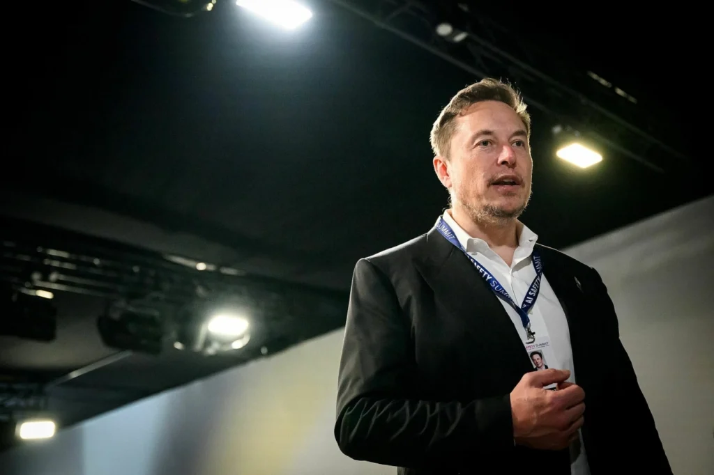 Musk yêu cầu Phố Wall mua gói đăng ký Grok AI để phục vụ cho đợt IPO của SpaceX.