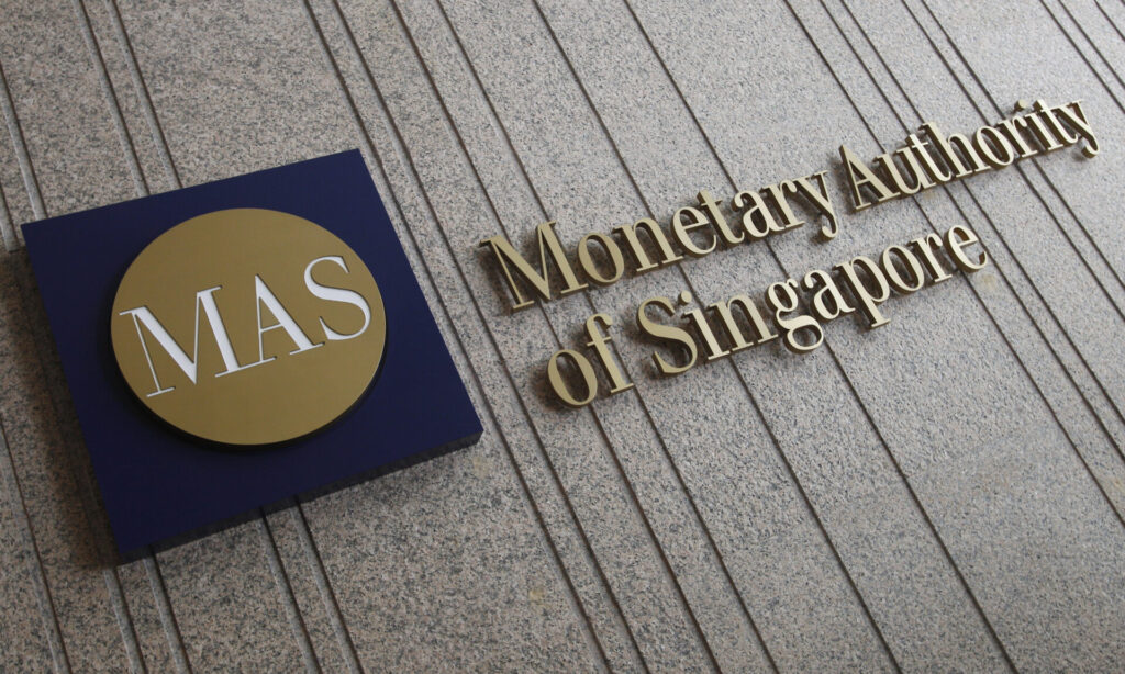 Cơ quan quản lý tiền tệ Singapore (MAS) thu hồi giấy phép của Bsquared vì dữ liệu sai lệch.