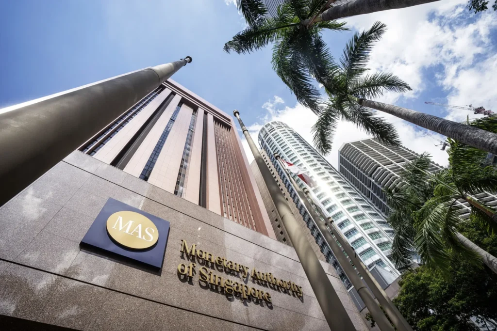 Cơ quan quản lý tiền tệ Singapore (MAS) thu hồi giấy phép của Bsquared vì dữ liệu sai lệch.