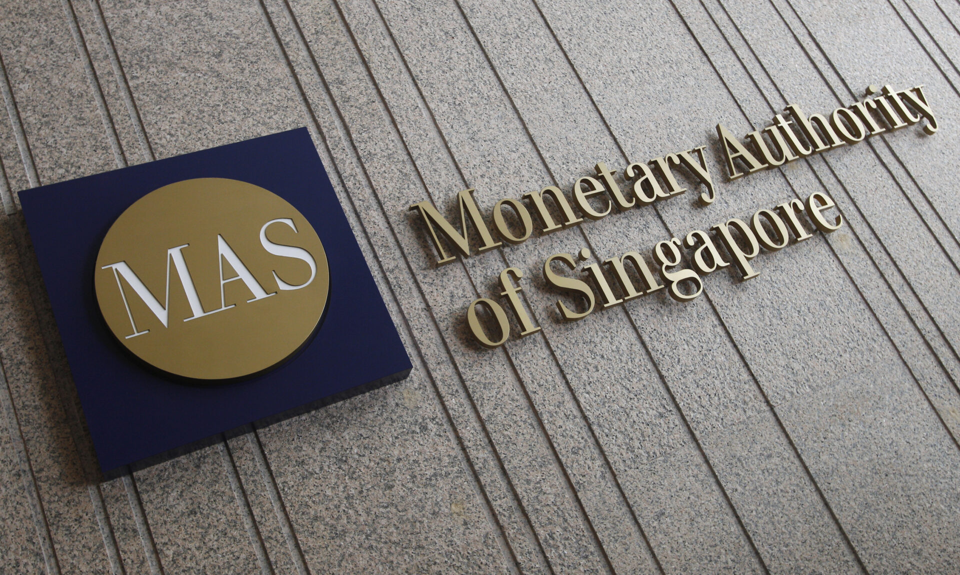 Cơ quan quản lý tiền tệ Singapore (MAS) thu hồi giấy phép của Bsquared vì dữ liệu sai lệch.