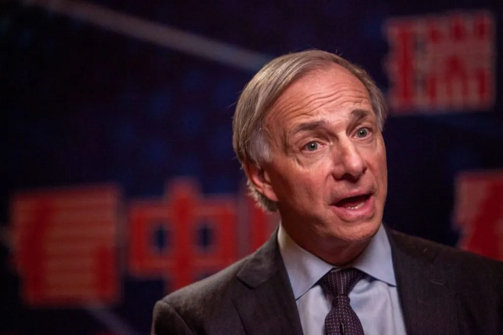 Ray Dalio đặt câu hỏi về vai trò trú ẩn an toàn của Bitcoin trong khi Saylor phản bác.